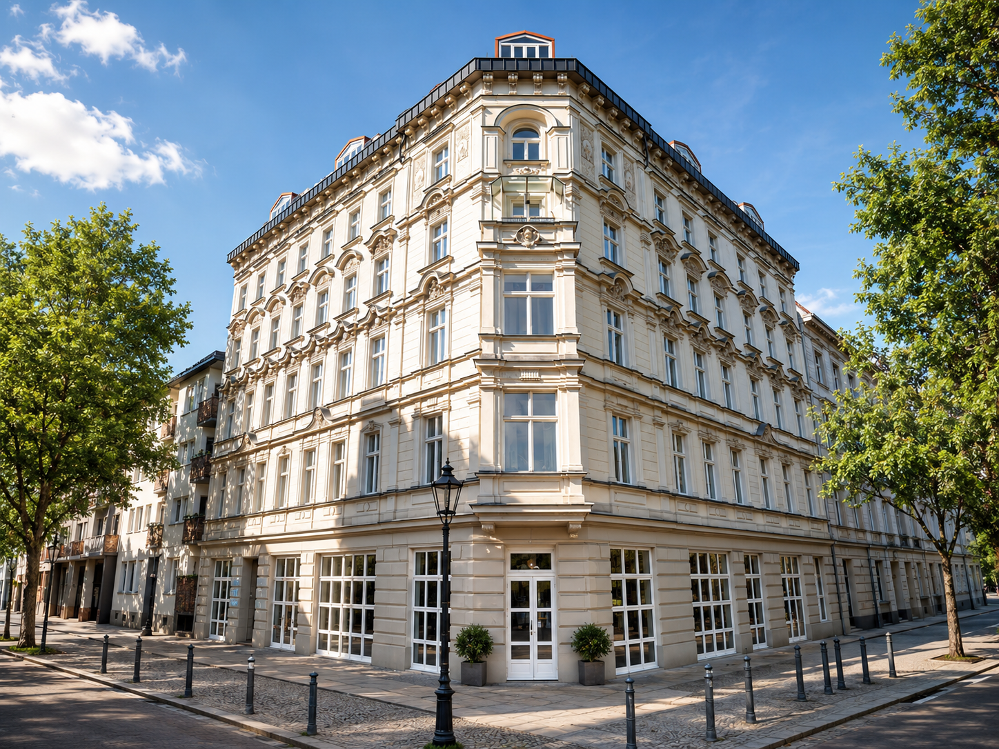 Cremefarbenes Schmuckbau-Eckhaus in Berlin-Charlottenburg — Beispielobjekt für die Bewertung eines Zinshauses unter Berücksichtigung von Mikrolage, Mieterstruktur und Substanz
