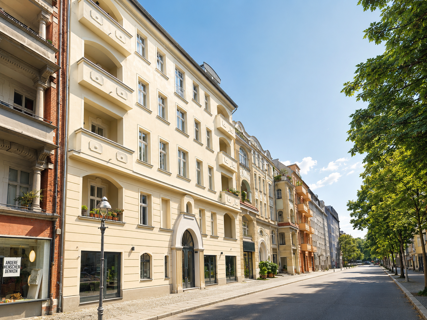 Sonnige Altbau-Straßenzeile in Berlin-Wilmersdorf — typisches Zinshaus-Profil für Family Offices, Bestandshalter und private Kapitalanleger