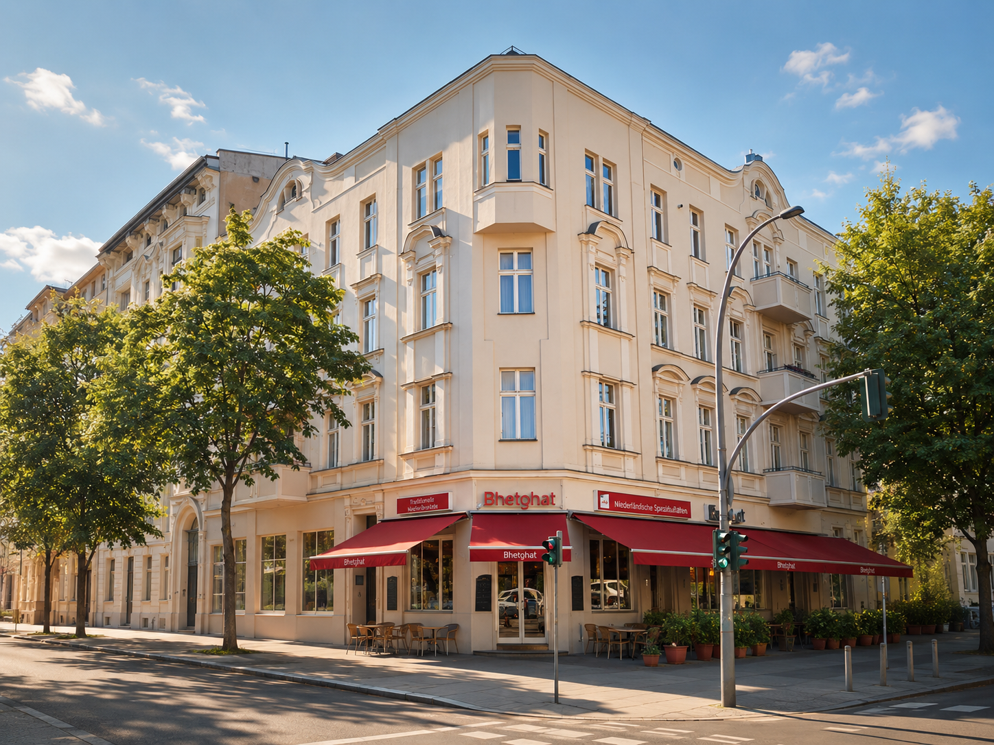 Cremefarbener Altbau-Eckhaus mit Café im Erdgeschoss in Berlin-Wilmersdorf — Auftakt für ein persönliches Erstgespräch zum Zinshausverkauf