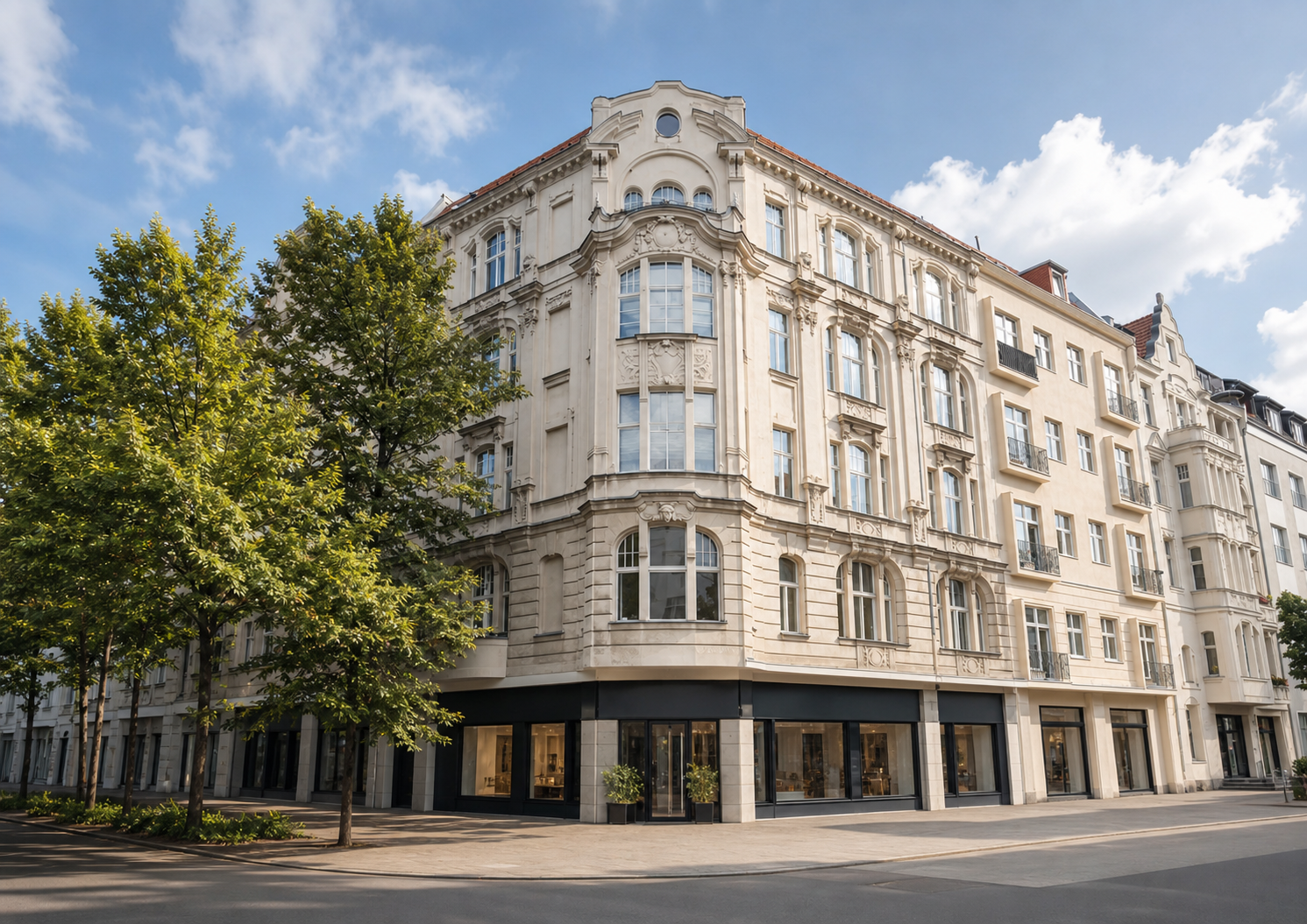 Modernes Wohn- und Geschäftshaus in Berlin mit Schaufenstern im Erdgeschoss, helle Fassade